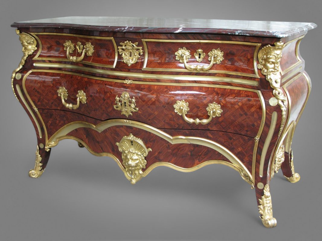 Mobilier de prestige en bois sculpté pour un intérieur raffiné.