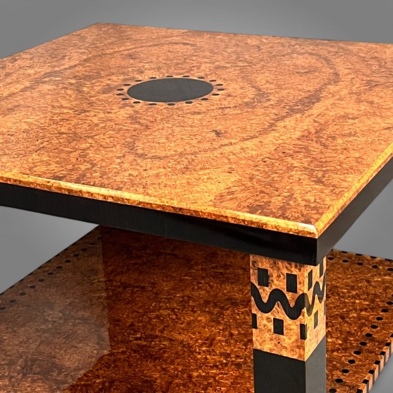 Aménagement luxueux, table d'époque