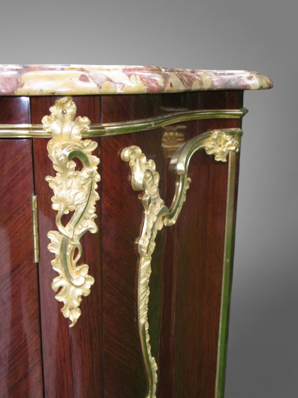Table unique en bois précieux avec motifs de marqueterie, symbole des meubles de prestige