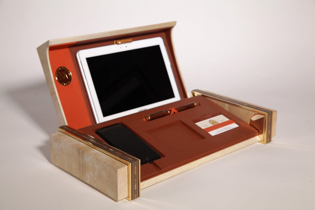 Table en marqueterie raffinée, symbole d’un design luxueux et sur mesure