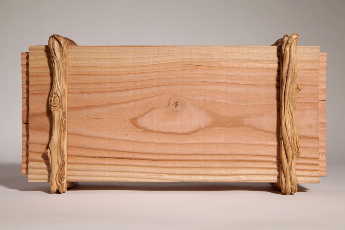 Buffet en bois sculpté et marqueterie haut de gamme, exemple de design luxueux