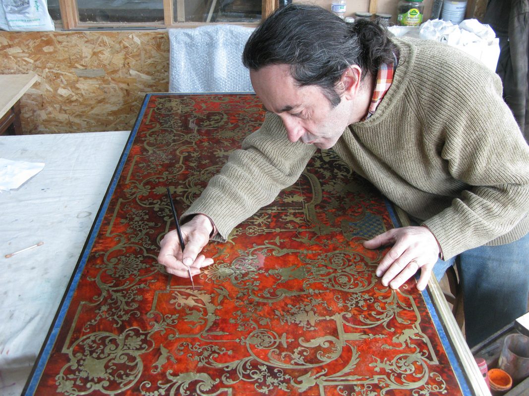 Espace de travail créatif dans un studio d’art aménagé avec des meubles élégants.
