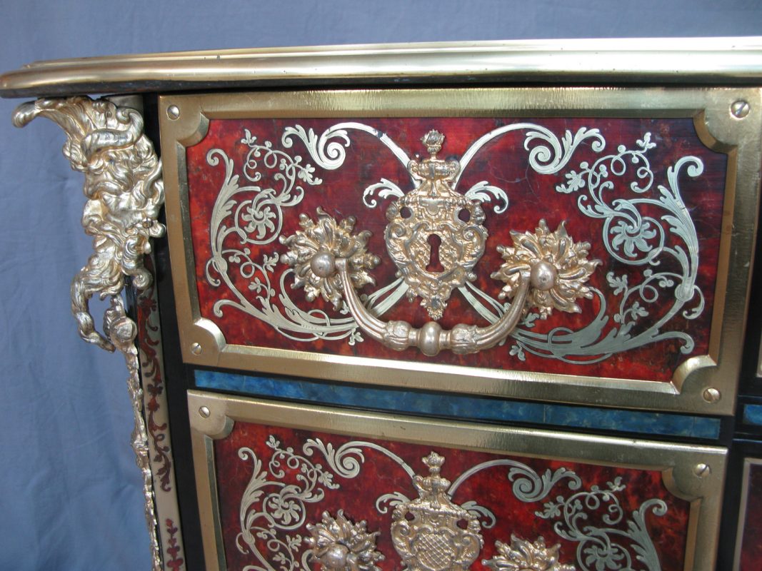 Commode sur mesure en marqueterie florale, emblème des meubles de prestige