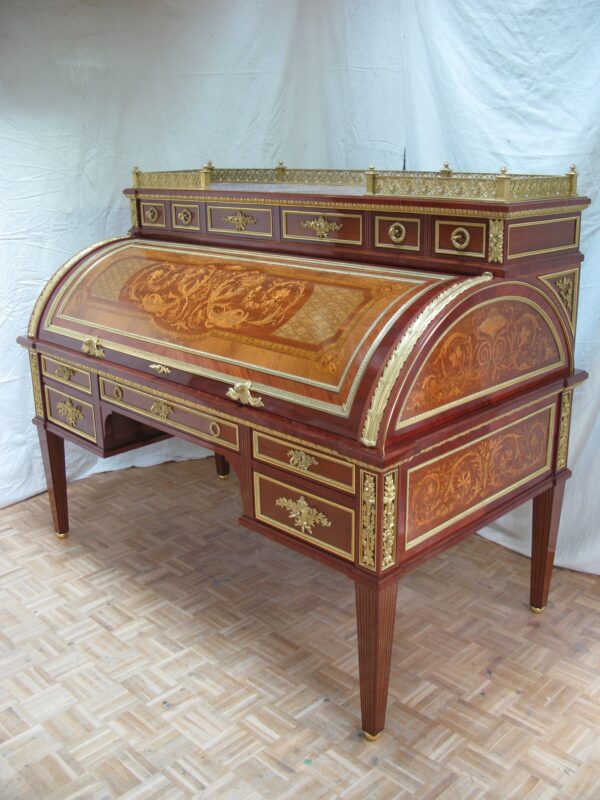 Bureau cylindre en bois précieux avec marqueterie Boulle techniques ancestrales, décoré de bronze doré et de motifs floraux.